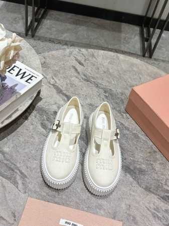 缪缪Miumiu2025春新款玛丽苏厚底饼干鞋 最新走秀款，经典升级 舒适度与时髦度并存 每个颜色搭配都好看，设计搭配不同风格需求 鞋面:原版定制布 内里:原版 - 点击图像关闭