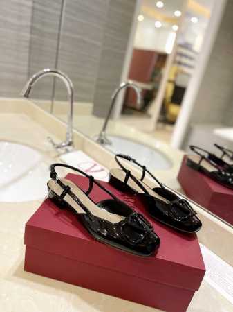 冲量价: Valentino Garavani VLogo V扣系列专柜最新系列 最高版本 细节完美 更加精致耐看 按正品1：1复制 上脚非常修脚型 重点是很好 - 点击图像关闭