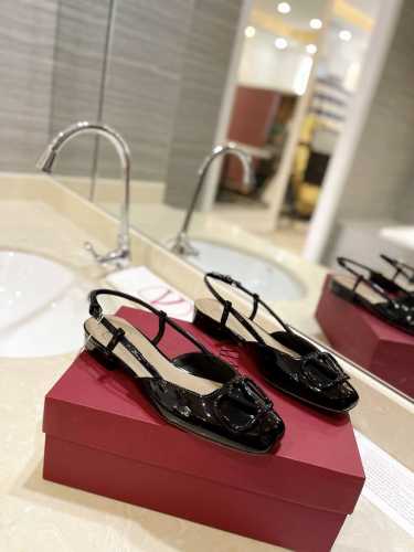 冲量价: Valentino Garavani VLogo V扣系列专柜最新系列 最高版本 细节完美 更加精致耐看 按正品1：1复制 上脚非常修脚型 重点是很好