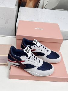 miumiu缪缪透气网布休闲鞋 2025最新款英伦风系带Miumiu秀场工艺来自Miu Miu系列的细节特写 新季的潮流要素一 与此刻挚爱的概念，多元对撞，传达