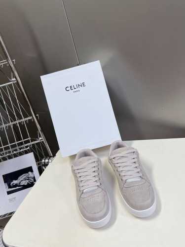 Celine 思琳 春夏走秀款面包鞋 Trainer厚底系列运动鞋、这一季运动休闲鞋无论从楦型的轮廓隔板的拼接都让人耳目一新、前后品牌logo相呼应、大底边位明