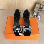 4Cm组图 出厂价p Hermes 爱马仕 Joy 40高跟凉鞋 时尚又百搭 搭配H鞋头 超级舒服 每个细节都做到极致 搭配同色调标志性纯鞋扣 设计简约流畅 打