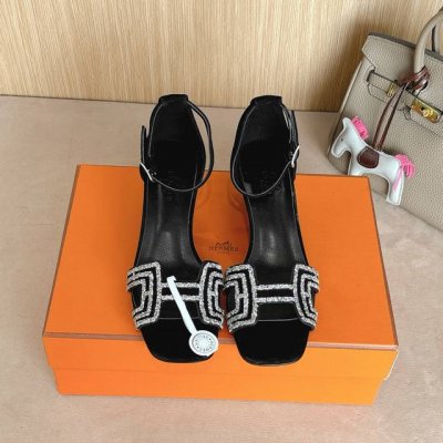 4Cm组图 出厂价p Hermes 爱马仕 Joy 40高跟凉鞋 时尚又百搭 搭配H鞋头 超级舒服 每个细节都做到极致 搭配同色调标志性纯鞋扣 设计简约流畅 打