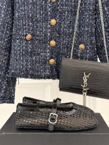 厂价 Alaia｜阿莱亚经典复古编织网面 镂空玛丽珍鞋 满满的少女风 既摩登又复古的味道 非常的简约大气 不管是半身裙 连衣裙还是牛仔裤 它都能成为点睛之笔！