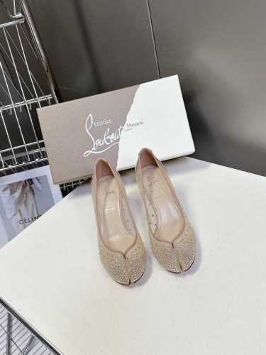 Cl 红底鞋X Maison Margiela 分趾联名款高跟鞋 Maison Margiela 与 Christian Louboutin 推出首个联名鞋履系