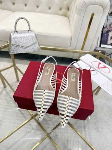 Valentino专柜新品。网红街拍都爱搭配的腔调单品哦~ 跟着时尚达人的步伐来走准没错！搭配上简单或时尚款的衣服穿，鞋面镂空设计搭配V家经典铆钉点缀，高端大气