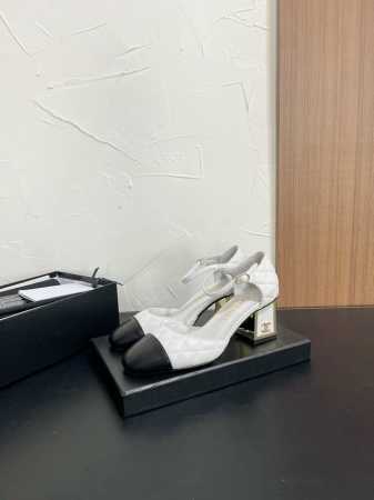 CHANEL 中空跟鞋 CHANEL 小香 24B 菱格电绣中空高跟鞋 超火爆经典款 上脚特别吸睛 时尚潮流休闲百搭 鞋面采用进口小羊皮 内里踮脚均为丝绸羊皮 - 点击图像关闭
