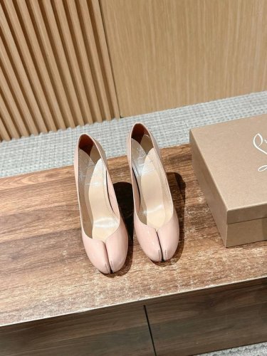 克里斯提 鲁布托联名马吉拉分趾高跟单鞋 Maison Margiela 与 Christian Louboutin 推出首个联名鞋履系列 全新合作以两种互相交融