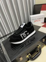 出厂价pp： Dolce&Gabbanadg高端男士运动休闲鞋。顶级专柜原单货。 原版进口牛皮 多种材质拼接设计进口牛皮内里 牛皮垫脚原版Tpr弹力大底。 Si