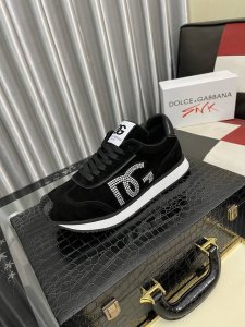 出厂价pp： Dolce&Gabbanadg高端男士运动休闲鞋。顶级专柜原单货。 原版进口牛皮 多种材质拼接设计进口牛皮内里 牛皮垫脚原版Tpr弹力大底。 Si