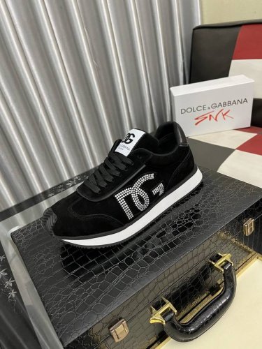 出厂价pp： Dolce&Gabbanadg高端男士运动休闲鞋。顶级专柜原单货。 原版进口牛皮 多种材质拼接设计进口牛皮内里 牛皮垫脚原版Tpr弹力大底。 Si