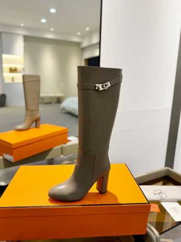 价格： Hermes 高级辣妹kelly Jumping骑士靴顶级牛品匠心好货经典再现拒绝不了的款式谁穿都好看 优雅风格，创造不一样的感觉！它是你鞋柜里不可缺少