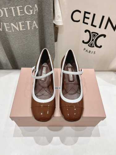 高版本出厂 MiuMiu 缪缪2025ss走秀限量款玛丽珍公主高跟鞋 玩味经典风格与复古灵感，塑就此款漆皮高跟鞋。结构式鞋跟释放怀旧气息，鞋跟处的标志性徽标展露