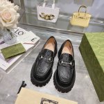 1黑 35-41 41定。作为Gucci各个系列的重要设计元素，Gg标识在新推系列继续绽放异彩，于这款女士皮革乐福鞋上匠心呈现。经典Gg图案由品牌创始人Gucc