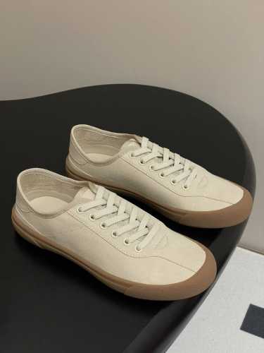 The Row 25春夏新款 极简主义帆布休闲鞋 系带德训鞋运动板鞋 这款低帮运动鞋是打造极简主义休闲夏日衣橱的理想穿搭之选，采用帆布鞋面和同色系橡胶鞋底设计，