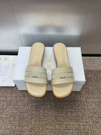 工厂价 迪奥 Dior 2025 春夏新款 DWAY 平底一字拖拼色女鞋 CD字母logo立体刺绣圆柱跟凉鞋 方头粗跟果冻色露趾拖鞋 原版开发市面顶级版本材质: - 点击图像关闭