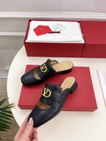 valentino 华伦天奴 2025Ss早春新品 流苏大V扣镂空半拖鞋上新 Valentino Garavani 的经典“Roman Stud”系列以全新的诠