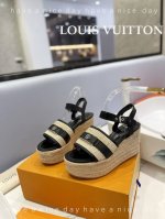 出厂 Loui*Vuitton 最新走秀款厚底凉鞋 香港原版购入一比一开模 今年的款式比去年增加了新原素 显得更为大牌 皮面款采用原版树膏皮牛皮 内里垫脚全羊皮