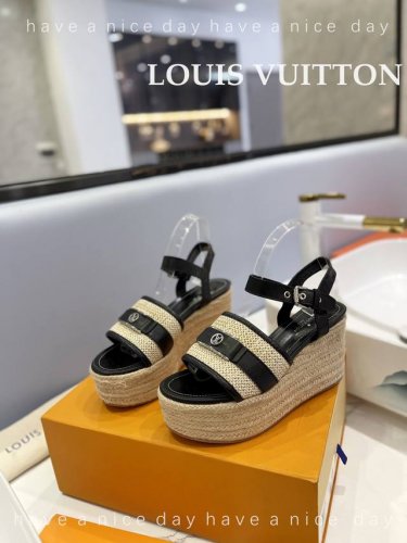 出厂 Loui*Vuitton 最新走秀款厚底凉鞋 香港原版购入一比一开模 今年的款式比去年增加了新原素 显得更为大牌 皮面款采用原版树膏皮牛皮 内里垫脚全羊皮