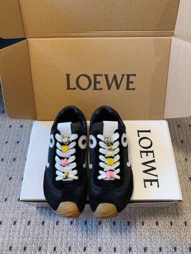 loewe 2025巴黎时装周新Balletrunner 芭蕾运动鞋 阿甘鞋 经典一眼就爱上的！拼接的极简风格真的做到极致！实在太百搭，随便穿搭就可以很高级，很