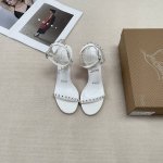 橙子出厂价p christianlouboutin 春夏新款 Cl红底鞋 铆钉一字带高跟凉鞋 铆钉加持 释放你的不羁灵魂 朋克风铆钉 彰显个性酷感十足的铆钉元素