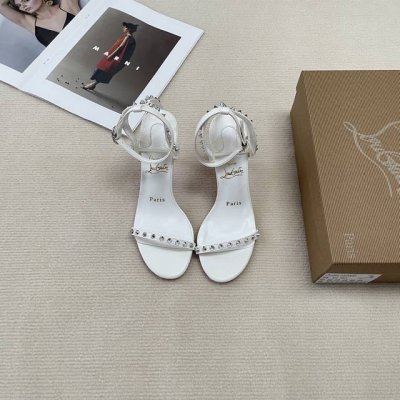 橙子出厂价p christianlouboutin 春夏新款 Cl红底鞋 铆钉一字带高跟凉鞋 铆钉加持 释放你的不羁灵魂 朋克风铆钉 彰显个性酷感十足的铆钉元素