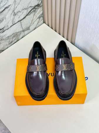 L家 顶级 Size:39-44 38.45可定制 Lv专柜最新原版正装皮鞋 代购级别 进口头层原版开边珠牛皮牛皮内里。原版大底 纯手工制作，细节决定品质！ - 点击图像关闭