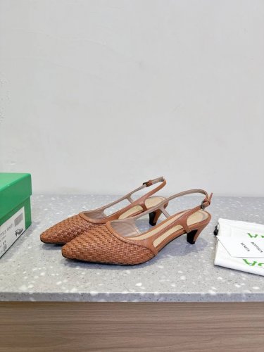 东莞货 Bottega Venet 25Ss春夏新款 小尖头 编织 凉鞋 超级重工这款Bv羊皮编织凉鞋 众多网红博主明星上身 上脚超性感 真的太美了 让人沦陷的