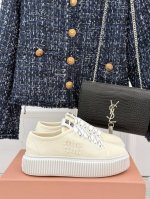 厂价 Miu Miu 缪缪25S新品复古 厚底小白鞋帆布鞋半拖 缪缪这一季也太少女 太好看了！ 简约的设计搭配做旧的风格真的很复古！ 3Cm增高 小个子穿起来也