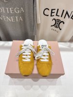 顶级出厂 皮面 Miumiu 缪缪2025Ss早春新品轻便半拖球鞋德训鞋休闲鞋，缪缪大秀上爆出的这双球鞋 后全球各大代购官网火爆上市. 简单很随意不羁又能体现单