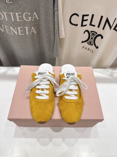 顶级出厂 皮面 Miumiu 缪缪2025Ss早春新品轻便半拖球鞋德训鞋休闲鞋，缪缪大秀上爆出的这双球鞋 后全球各大代购官网火爆上市. 简单很随意不羁又能体现单