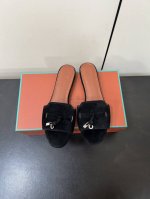 高跟 Loro piana 诺悠翩雅 Lp 经典款平底拖鞋五金吊坠高跟凉拖鞋锁扣流苏绒面粗跟拖鞋 这款绒面革凉拖鞋搭配饰有Loro piana My Charm