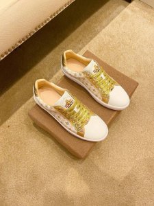 工厂价 Gucci 古奇最 2024新款精心打造，引爆全场！不断创新的国际品牌 此款男士四季休闲鞋，原版版本，鞋面全皮面料 ，透气舒适皮垫脚橡胶防滑大底，透气舒