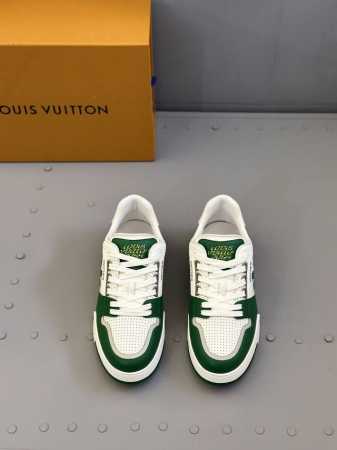 驴家 新配色 男士Trainer运动鞋，本款 Lv Trainer 运动鞋取材柔软粒面小牛皮，呈现纯净色调，后部#54标识追溯品牌诞生于1854年，设计师手写体 - 点击图像关闭