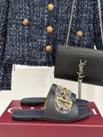 厂价 gucci 古驰经典老花马衔扣拖鞋 夏天最值得入手的单品 自带高级气场的凉鞋 搭配裙装裤装率性洒脱 日常度假都是必不可少 鞋面采用原版定制材质 内里垫脚进