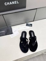 出厂价Pp： 元 Chanel 春夏新款 真皮大底人字拖鞋 首发这个鞋我真心的心动 第一眼[惊讶]看到就喜欢， 而且有Chanel 家的经典元素钻石Logo 面