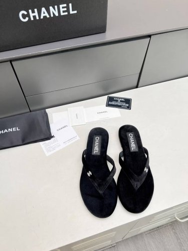 出厂价Pp： 元 Chanel 春夏新款 真皮大底人字拖鞋 首发这个鞋我真心的心动 第一眼[惊讶]看到就喜欢， 而且有Chanel 家的经典元素钻石Logo 面