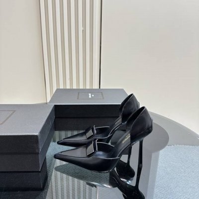 YSL 圣罗兰SS2024新品 尖头优雅大气高跟鞋 各种小裙子搭配起来 完全不挑脚型哦 通透的闪钻在光线的照耀下呈现幻彩 真的美的过分 上脚显白的让人上头！细巧