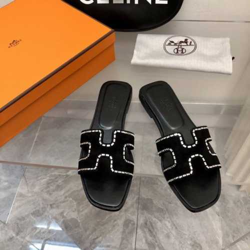 2025- Hermes Oran 经典钻面拖鞋，追求珐琅 百分百纯手工 莱茵石钻面拖鞋，经典“H”鞋面。此鞋款是您衣橱中的点睛单品，充分展现爱马仕经典风格独有