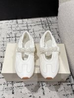 Foot Industry潮牌 25 最新 复古 珍珠玛丽珍 休闲 运动鞋 将复古慢跑鞋的舒适 性与玛丽珍鞋的少女美学巧妙结合。 选用高品质亲肤牛皮制作鞋面，细