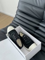 maisonmargiela Mm6今年最好看的休闲鞋 视觉上没有其他休闲鞋那么普通 但又非常显腿细上脚非常舒服 好搭配衣服而且鞋子也不重 拼接设计鞋面采用透气