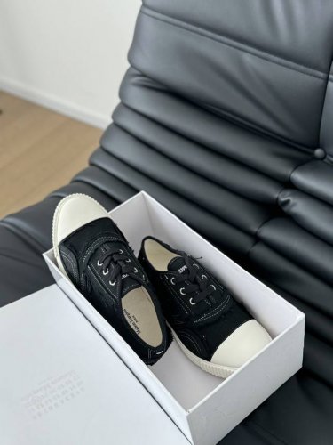 maisonmargiela Mm6今年最好看的休闲鞋 视觉上没有其他休闲鞋那么普通 但又非常显腿细上脚非常舒服 好搭配衣服而且鞋子也不重 拼接设计鞋面采用透气