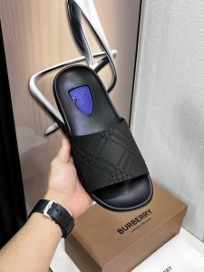 出厂价p 巴宝莉新品男士拖鞋 高端精品， 鞋面采用进口精美原版材料工艺， 精细做工， 鞋底超软，休闲宽松舒适型，四色可选，码数：39-46