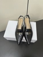 P38070Ss早春新款Dior Boy露跟高跟鞋一圈带冲孔布洛克风格尖头凉鞋一字扣带镂空雕花包头小矮跟凉鞋 这款Dior Boy 露跟高跟鞋以高雅风格重新演绎