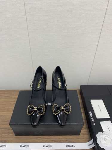 chanel 小香24 k 走秀款 高跟 秋款 单鞋 初秋系列 烤漆珍珠 跟 单鞋 超级无敌美且增高的一双初秋高跟鞋，皮质更年轻时髦些。上脚对女生太友好，妥妥的