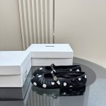 DOLCE & GABBANA 女士DG扣单鞋，金色标识铭牌。 鞋底：橡胶底 衬里：羊皮 外部：真丝 跟高:平底
