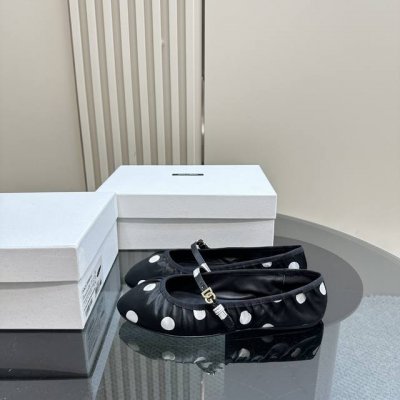 DOLCE & GABBANA 女士DG扣单鞋，金色标识铭牌。 鞋底：橡胶底 衬里：羊皮 外部：真丝 跟高:平底