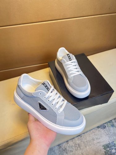 prada 普拉达 -高端品质 原单 -鞋面：丝绸小牛皮、品牌帆布布匹、品牌金属扣件 -内里：网布，垫脚; 顶级牛皮 -大底：超轻Tpu发泡; 成型大底 -超高