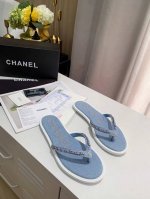 出厂价Pp： 元 Chanel 春季新款 牛仔 链条人字拖鞋 首发这个鞋我真心的心动 第一眼[惊讶]看到就喜欢，颜色清晰又仙气 而且有Chanel 家的经典元素