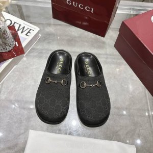 G家 女款:35-42 Gg在 2025 早秋系列中继续使用档案符号 Horsebit 硬件让人想起品牌的马术传统 出现在这双 Camel 和黑色的 Gg 帆布